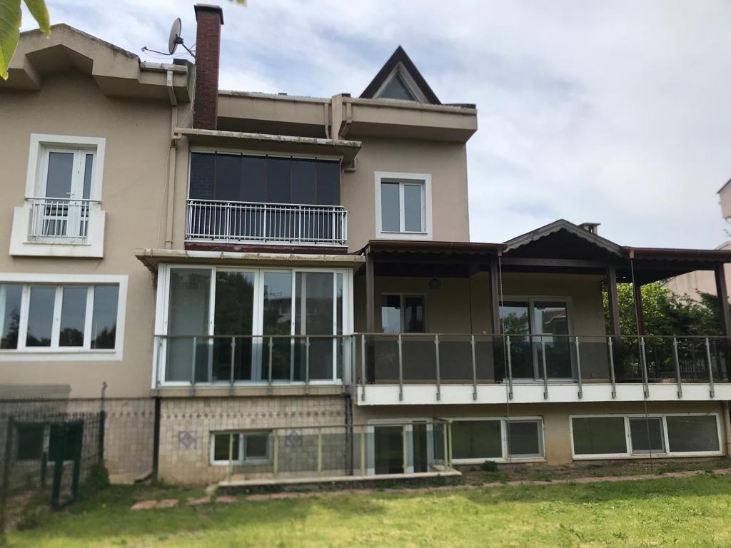 Kiracısız Satılık Villa, 10 odalı 2 Salonlu, büyük bahçeli