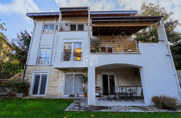 Kiracısız, müstakil, geniş baheçeli , site içinde temiz villa